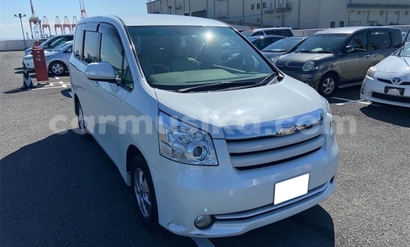 Buy Used Toyota Noah White Car in Beitbridge in Matabeleland South