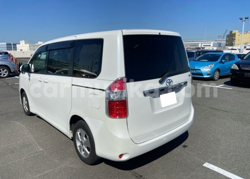 Big with watermark toyota noah matabeleland south beitbridge 34086