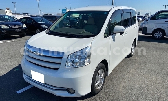 Acheter Occasion Voiture Toyota Noah Blanc à Beitbridge, Matabeleland South Acheter Occasion Voiture Toyota Noah Blanc à Beitbridge, Matabeleland South