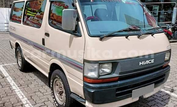 Tenga Tsaru Toyota Hiace Beige Mota in Beitbridge in Matabeleland South
