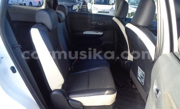 Buy Used Toyota Wish White Car in Beitbridge in Matabeleland South Buy Used Toyota Wish White Car in Beitbridge in Matabeleland South