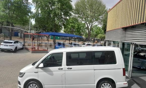 Nunua Ilio tumika Volkswagen Caravelle Nyeupe Gari ndani ya Beitbridge nchini Matabeleland Kusini