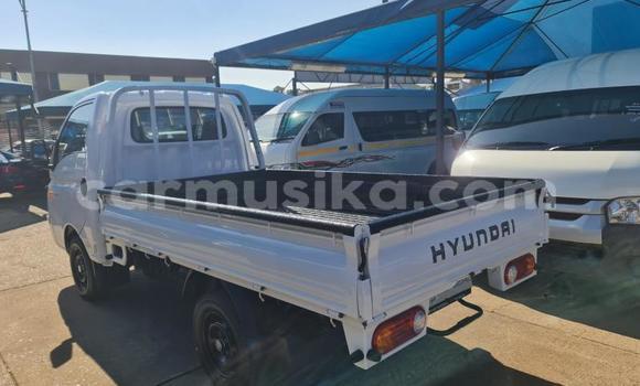Acheter Occasion Voiture Hyundai H1 Blanc à Beitbridge, Matabeleland South Acheter Occasion Voiture Hyundai H1 Blanc à Beitbridge, Matabeleland South