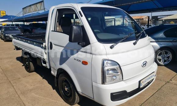Acheter Occasion Voiture Hyundai H1 Blanc à Beitbridge, Matabeleland South Acheter Occasion Voiture Hyundai H1 Blanc à Beitbridge, Matabeleland South
