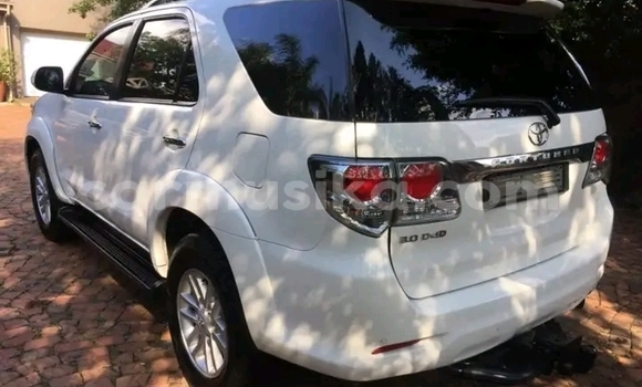 Nunua Ilio tumika Toyota Fortuner Nyeupe Gari ndani ya Beitbridge nchini Matabeleland Kusini Nunua Ilio tumika Toyota Fortuner Nyeupe Gari ndani ya Beitbridge nchini Matabeleland Kusini
