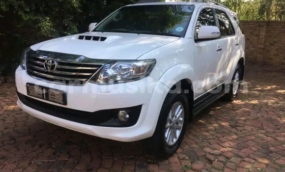 Nunua Ilio tumika Toyota Fortuner Nyeupe Gari ndani ya Beitbridge nchini Matabeleland Kusini Nunua Ilio tumika Toyota Fortuner Nyeupe Gari ndani ya Beitbridge nchini Matabeleland Kusini