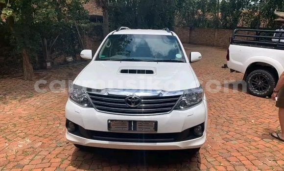 Nunua Ilio tumika Toyota Fortuner Nyeupe Gari ndani ya Beitbridge nchini Matabeleland Kusini Nunua Ilio tumika Toyota Fortuner Nyeupe Gari ndani ya Beitbridge nchini Matabeleland Kusini