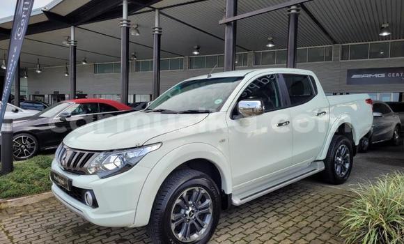 Buy Used Mitsubishi Triton White Car in Beitbridge in Matabeleland South