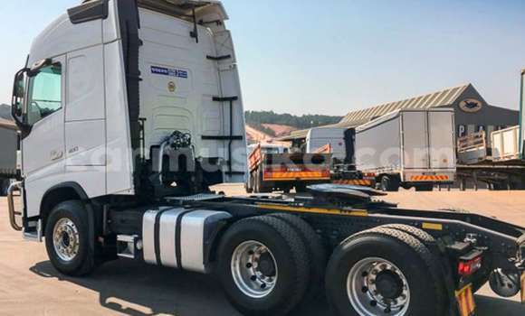 Acheter Occasion Voiture Volvo 480 Blanc à Beitbridge, Matabeleland South Acheter Occasion Voiture Volvo 480 Blanc à Beitbridge, Matabeleland South