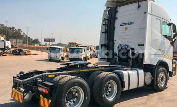 Acheter Occasion Voiture Volvo 480 Blanc à Beitbridge, Matabeleland South Acheter Occasion Voiture Volvo 480 Blanc à Beitbridge, Matabeleland South