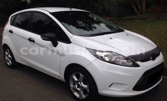 Nunua Ilio tumika Ford Fiesta Nyeupe Gari ndani ya Alexandra Park nchini Harare