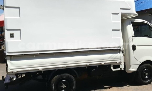 Nunua Ilio tumika Hyundai H200 Nyeupe Gari ndani ya Beitbridge nchini Matabeleland Kusini Nunua Ilio tumika Hyundai H200 Nyeupe Gari ndani ya Beitbridge nchini Matabeleland Kusini