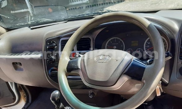 Nunua Ilio tumika Hyundai H200 Nyeupe Gari ndani ya Beitbridge nchini Matabeleland Kusini Nunua Ilio tumika Hyundai H200 Nyeupe Gari ndani ya Beitbridge nchini Matabeleland Kusini