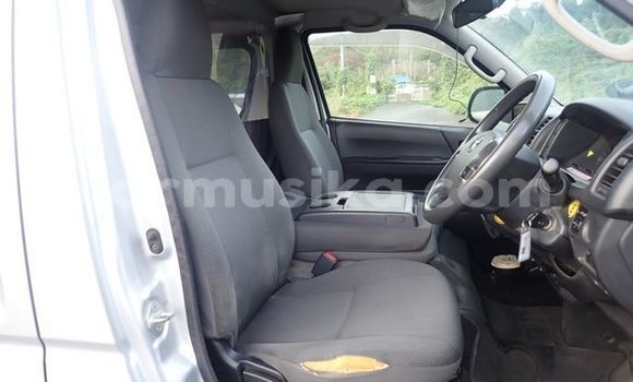 Nunua Ilio tumika Toyota Hiace Fedha Gari ndani ya Beitbridge nchini Matabeleland Kusini Nunua Ilio tumika Toyota Hiace Fedha Gari ndani ya Beitbridge nchini Matabeleland Kusini