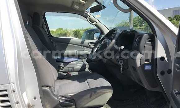 Buy Used Nissan NV350 Caravan Silver Car in Beitbridge in Matabeleland South Buy Used Nissan NV350 Caravan Silver Car in Beitbridge in Matabeleland South