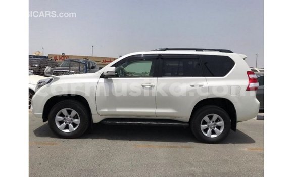 Acheter Import Voiture Toyota Prado Blanc à Import - Dubai, Harare Acheter Import Voiture Toyota Prado Blanc à Import - Dubai, Harare