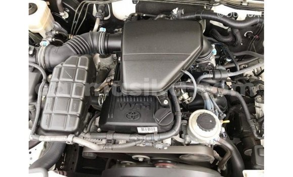 Acheter Import Voiture Toyota Prado Blanc à Import - Dubai, Harare Acheter Import Voiture Toyota Prado Blanc à Import - Dubai, Harare