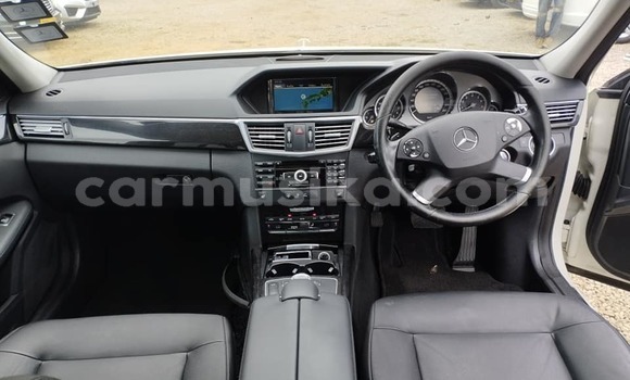 Acheter Occasion Voiture Mercedes‒Benz E–Class Blanc à Chegutu, Mashonaland West Acheter Occasion Voiture Mercedes‒Benz E–Class Blanc à Chegutu, Mashonaland West