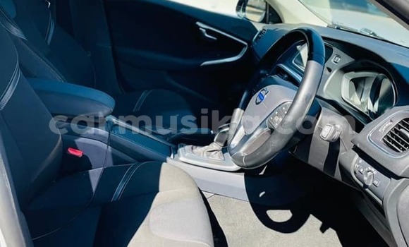 Buy Used Volvo V40 White Car in Bindura in Mashonaland Central Buy Used Volvo V40 White Car in Bindura in Mashonaland Central