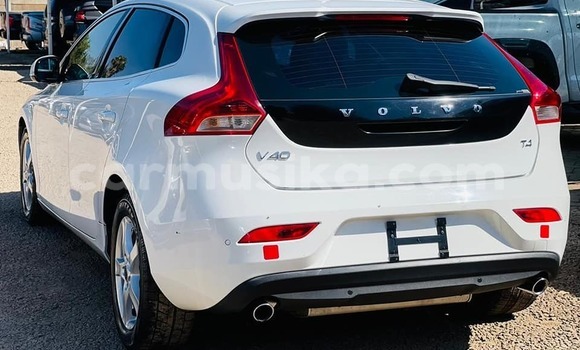 Buy Used Volvo V40 White Car in Bindura in Mashonaland Central Buy Used Volvo V40 White Car in Bindura in Mashonaland Central
