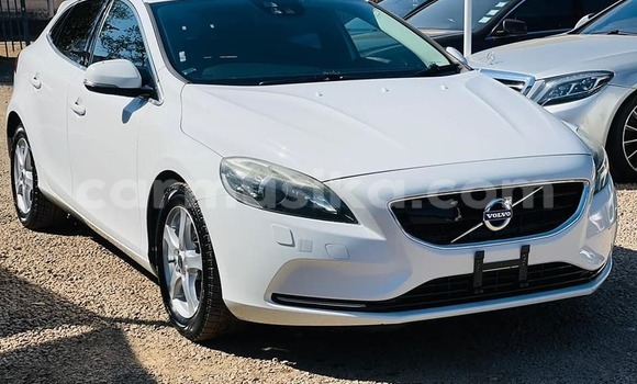 Buy Used Volvo V40 White Car in Bindura in Mashonaland Central Buy Used Volvo V40 White Car in Bindura in Mashonaland Central