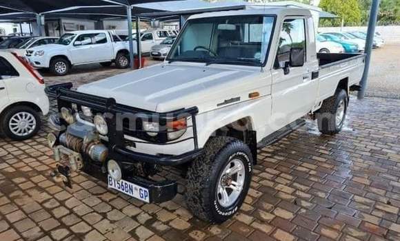 Nunua Ilio tumika Toyota Land Cruiser Nyeupe Gari ndani ya Beitbridge nchini Matabeleland Kusini
