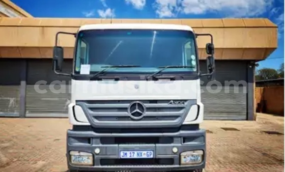 Tenga Tsaru Mercedes‒Benz Truck Chena Rori in Beitbridge in Matabeleland South Tenga Tsaru Mercedes‒Benz Truck Chena Rori in Beitbridge in Matabeleland South