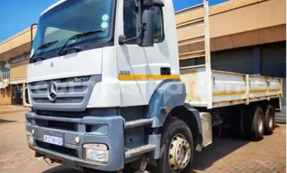 Tenga Tsaru Mercedes‒Benz Truck Chena Rori in Beitbridge in Matabeleland South Tenga Tsaru Mercedes‒Benz Truck Chena Rori in Beitbridge in Matabeleland South