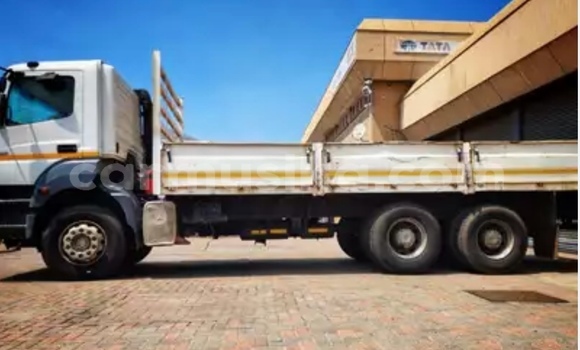 Tenga Tsaru Mercedes‒Benz Truck Chena Rori in Beitbridge in Matabeleland South Tenga Tsaru Mercedes‒Benz Truck Chena Rori in Beitbridge in Matabeleland South