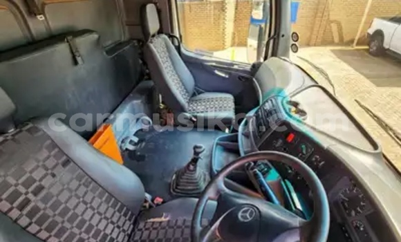 Tenga Tsaru Mercedes‒Benz Truck Chena Rori in Beitbridge in Matabeleland South Tenga Tsaru Mercedes‒Benz Truck Chena Rori in Beitbridge in Matabeleland South