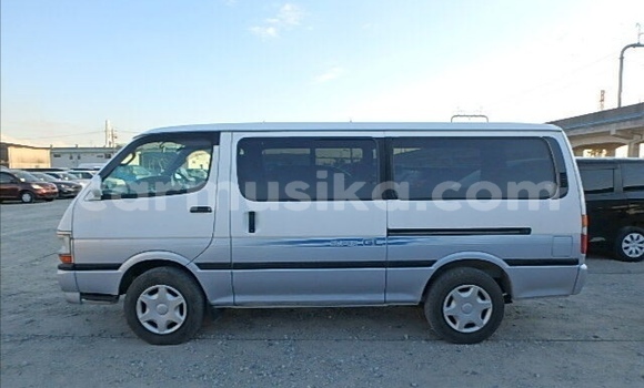 Nunua Ilio tumika Toyota Hiace Nyeupe Gari ndani ya Beitbridge nchini Matabeleland Kusini Nunua Ilio tumika Toyota Hiace Nyeupe Gari ndani ya Beitbridge nchini Matabeleland Kusini