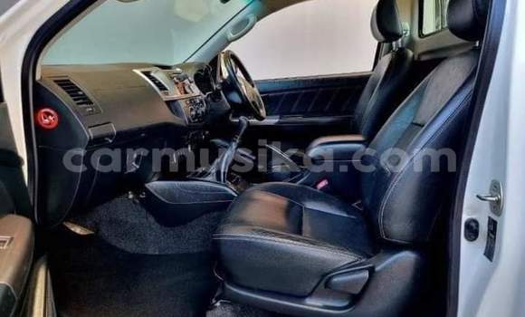 Nunua Ilio tumika Toyota Hilux Nyekundu Gari ndani ya Beitbridge nchini Matabeleland Kusini Nunua Ilio tumika Toyota Hilux Nyekundu Gari ndani ya Beitbridge nchini Matabeleland Kusini