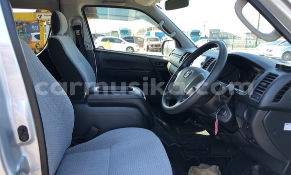 Buy Used Toyota Hiace Silver Car in Beitbridge in Matabeleland South Buy Used Toyota Hiace Silver Car in Beitbridge in Matabeleland South