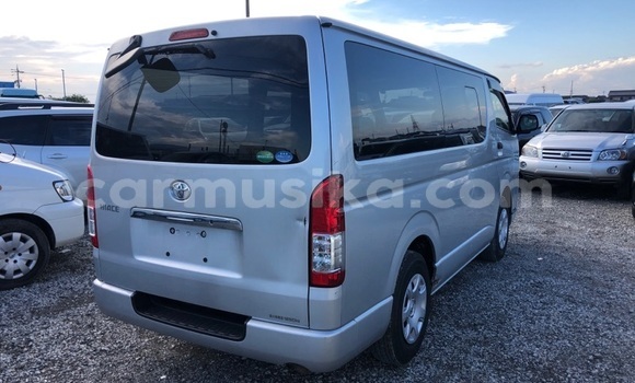Buy Used Toyota Hiace Silver Car in Beitbridge in Matabeleland South Buy Used Toyota Hiace Silver Car in Beitbridge in Matabeleland South