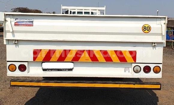 Acheter Occasion Utilitaire Nissan UD Blanc à Beitbridge, Matabeleland South Acheter Occasion Utilitaire Nissan UD Blanc à Beitbridge, Matabeleland South