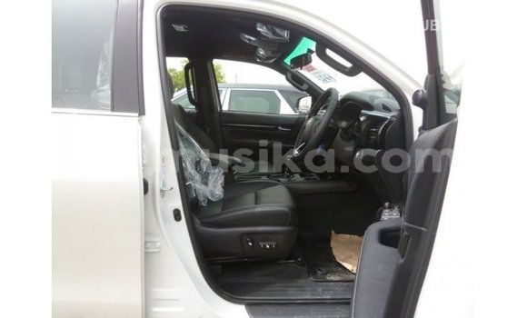 Acheter Import Voiture Toyota Hilux Blanc à Import - Dubai, Harare Acheter Import Voiture Toyota Hilux Blanc à Import - Dubai, Harare