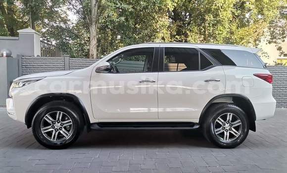 Nunua Ilio tumika Toyota Fortuner Nyeupe Gari ndani ya Beitbridge nchini Matabeleland Kusini Nunua Ilio tumika Toyota Fortuner Nyeupe Gari ndani ya Beitbridge nchini Matabeleland Kusini