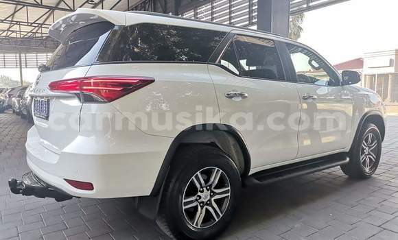 Nunua Ilio tumika Toyota Fortuner Nyeupe Gari ndani ya Beitbridge nchini Matabeleland Kusini Nunua Ilio tumika Toyota Fortuner Nyeupe Gari ndani ya Beitbridge nchini Matabeleland Kusini