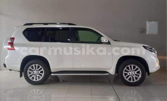 Nunua Ilio tumika Toyota Land Cruiser Prado Nyeupe Gari ndani ya Beitbridge nchini Matabeleland Kusini Nunua Ilio tumika Toyota Land Cruiser Prado Nyeupe Gari ndani ya Beitbridge nchini Matabeleland Kusini