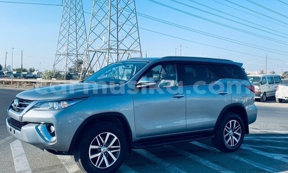 Acheter Occasion Voiture Toyota Fortuner Gris à Beitbridge, Matabeleland South Acheter Occasion Voiture Toyota Fortuner Gris à Beitbridge, Matabeleland South