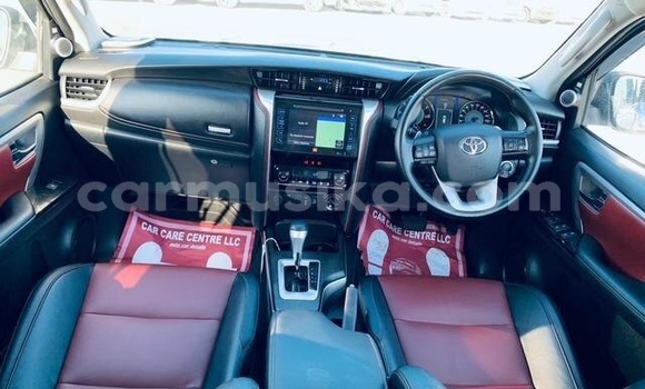 Acheter Occasion Voiture Toyota Fortuner Gris à Beitbridge, Matabeleland South Acheter Occasion Voiture Toyota Fortuner Gris à Beitbridge, Matabeleland South