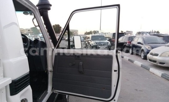 Acheter Occasion Voiture Toyota Land Cruiser Blanc à Beitbridge, Matabeleland South Acheter Occasion Voiture Toyota Land Cruiser Blanc à Beitbridge, Matabeleland South