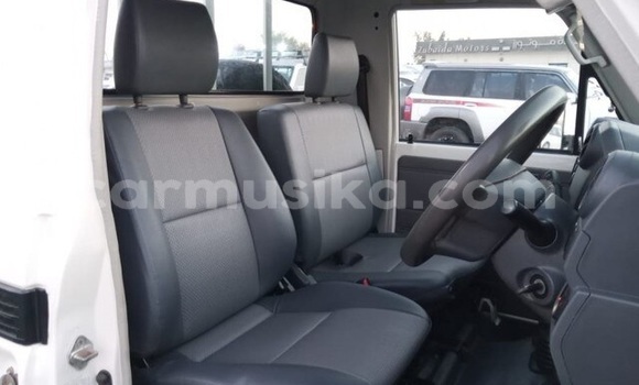 Acheter Occasion Voiture Toyota Land Cruiser Blanc à Beitbridge, Matabeleland South Acheter Occasion Voiture Toyota Land Cruiser Blanc à Beitbridge, Matabeleland South