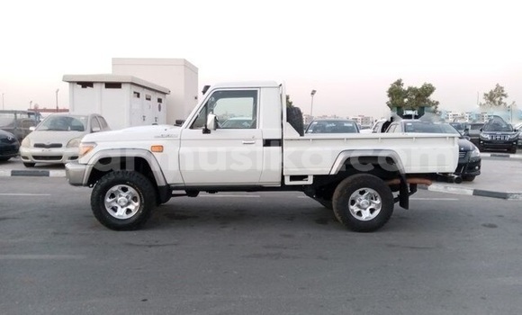 Acheter Occasion Voiture Toyota Land Cruiser Blanc à Beitbridge, Matabeleland South Acheter Occasion Voiture Toyota Land Cruiser Blanc à Beitbridge, Matabeleland South
