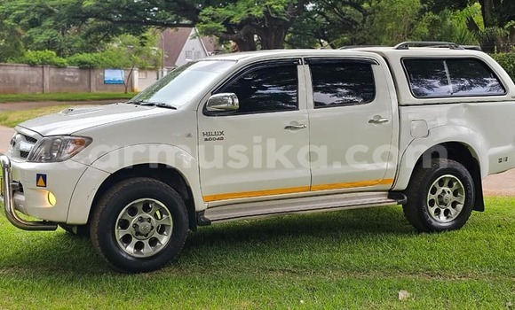 Tenga Tsaru Toyota Hilux Chena Mota in Bindura in Mashonaland yePakati Tenga Tsaru Toyota Hilux Chena Mota in Bindura in Mashonaland yePakati