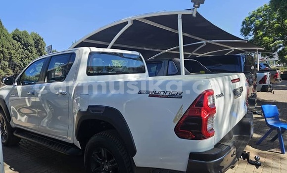 Tenga Tsaru Toyota Hilux Chena Mota in Bindura in Mashonaland yePakati Tenga Tsaru Toyota Hilux Chena Mota in Bindura in Mashonaland yePakati