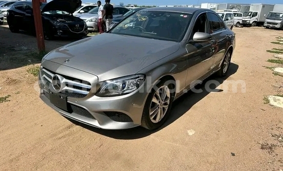 Nunua Ilio tumika Mercedes‒Benz E–Class Kijani Gari ndani ya Harare nchini Harare