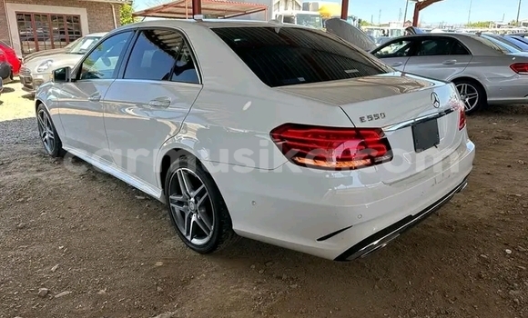 Nunua Ilio tumika Mercedes‒Benz E–Class Nyeupe Gari ndani ya Harare nchini Harare