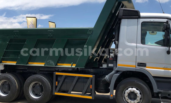 Acheter Occasion Utilitaire Mercedes‒Benz 1729 Vert à Beitbridge, Matabeleland South Acheter Occasion Utilitaire Mercedes‒Benz 1729 Vert à Beitbridge, Matabeleland South