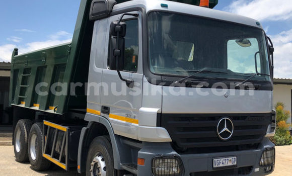 Acheter Occasion Utilitaire Mercedes‒Benz 1729 Vert à Beitbridge, Matabeleland South Acheter Occasion Utilitaire Mercedes‒Benz 1729 Vert à Beitbridge, Matabeleland South